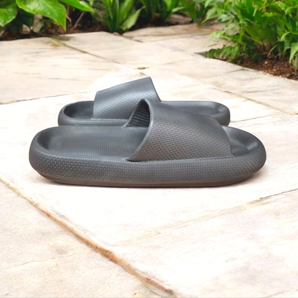 Welltree Unisex Black Pillow Slides Size Womens 9.5-10 Mens 7.5-8 NWOT